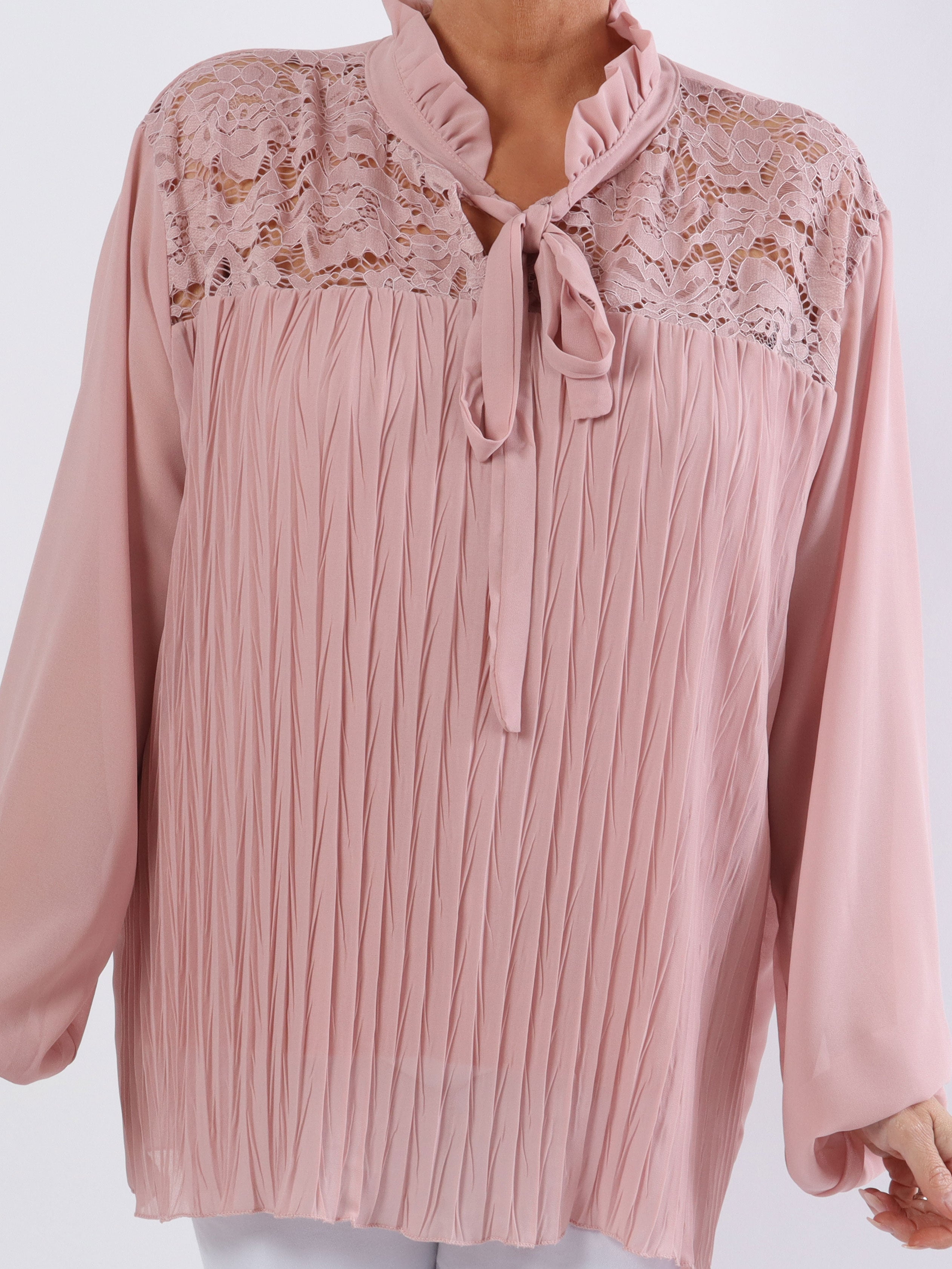 Iris - Söt plus size topp med spets och veck